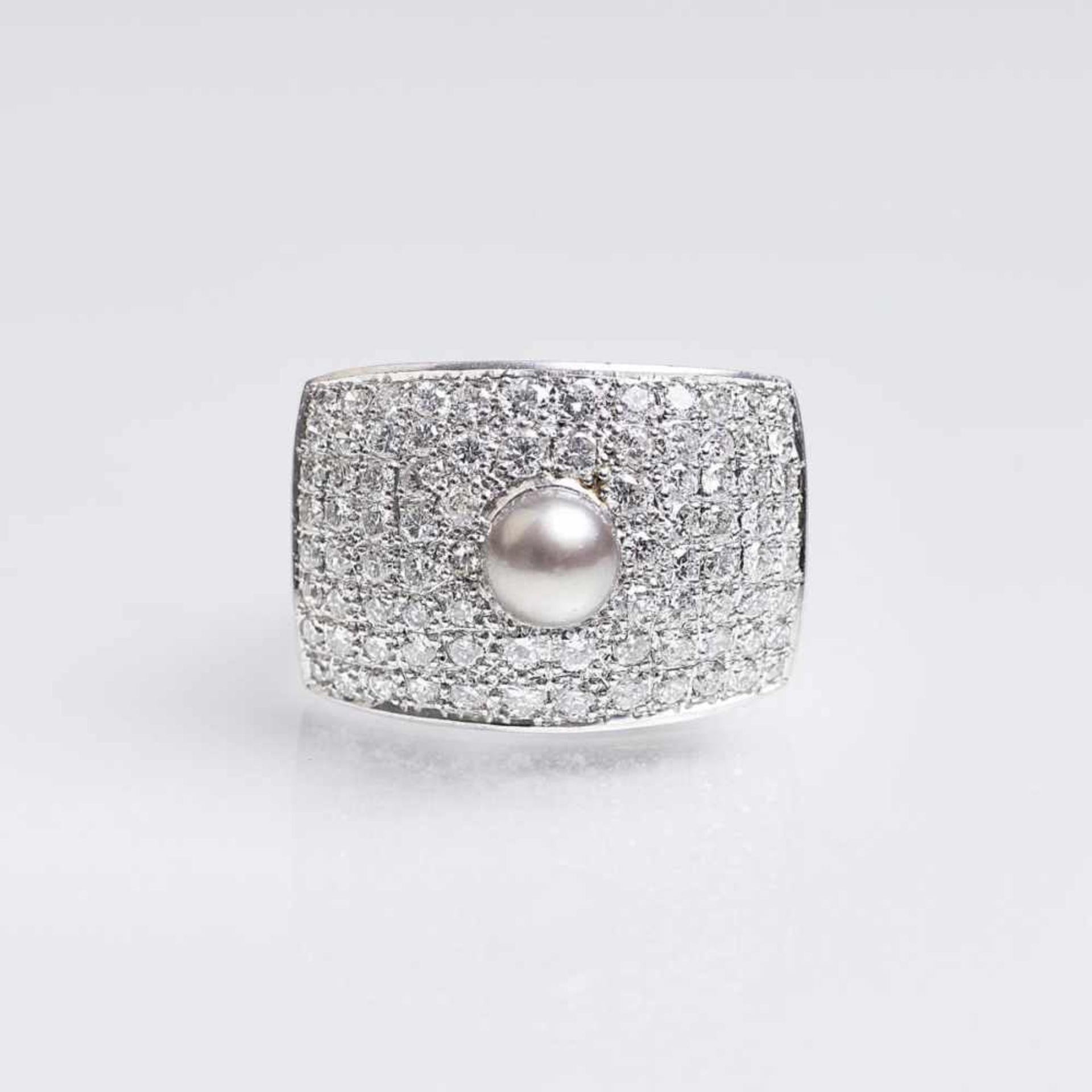 A Diamond Ring with PearlPlatinum ringtop, ring 18 kt. white gold. In pavé settings 86 diam. in
