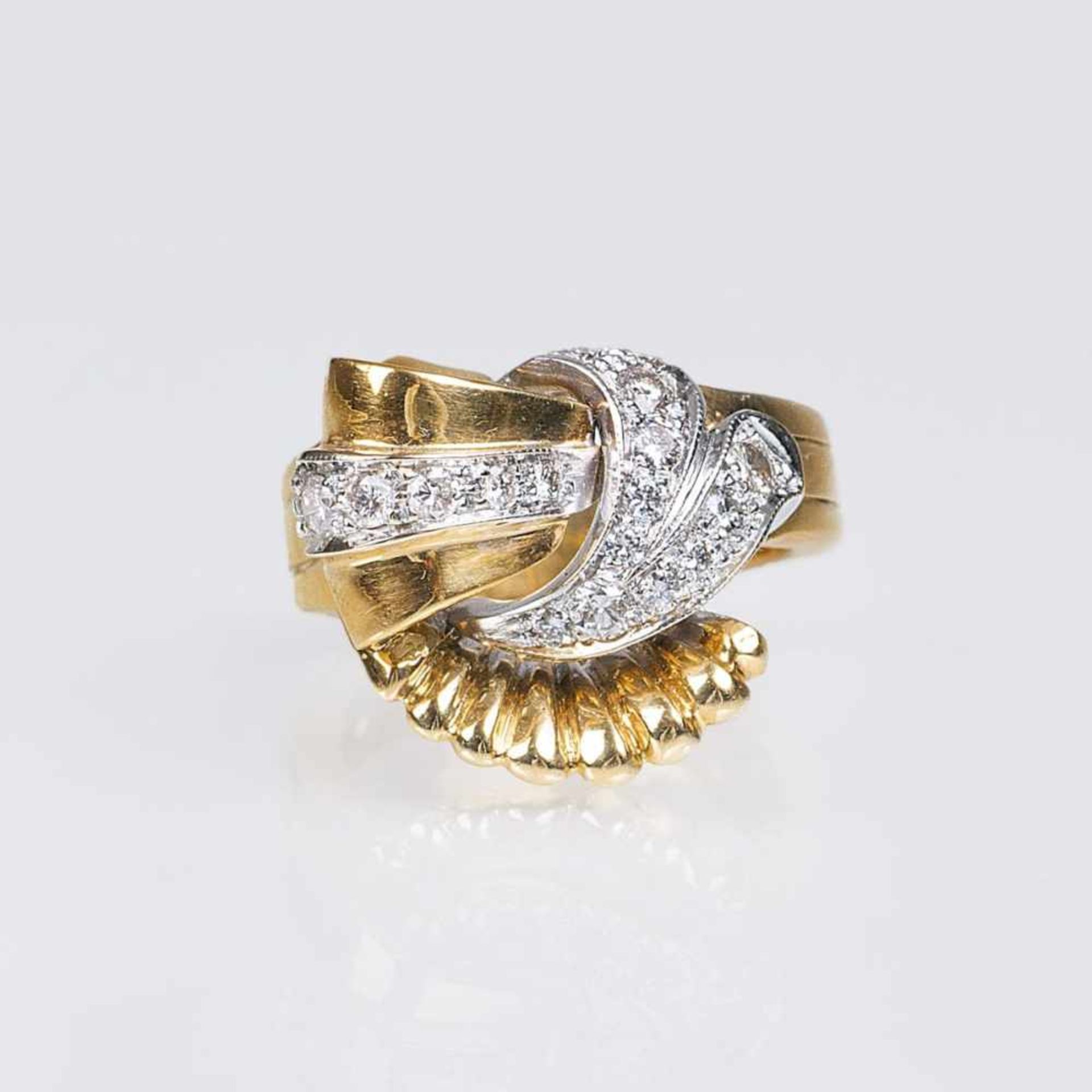 A Diamond Ring in Art-déco Style18 ct. yellow gold with white gold, marked. In pavésettings 17 round