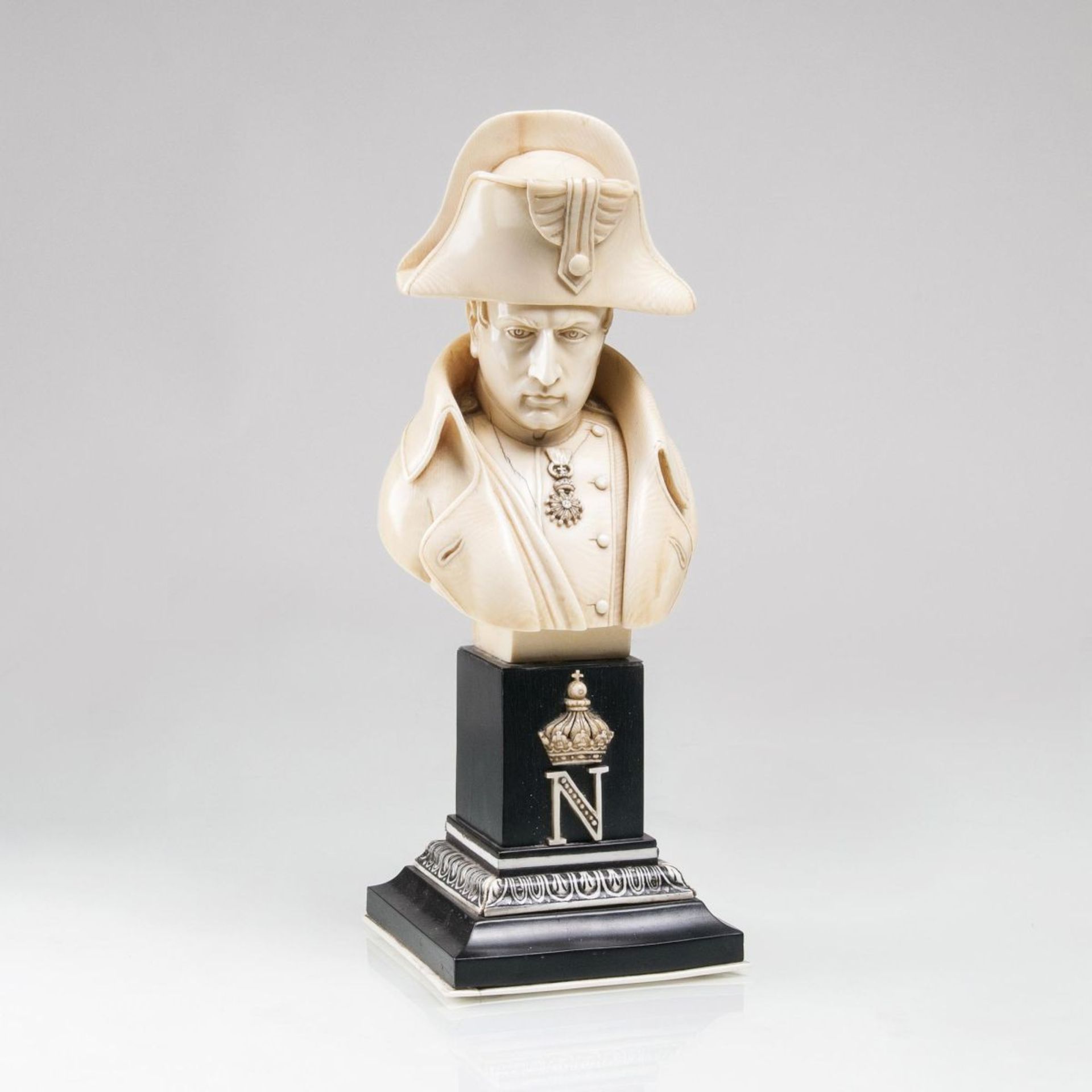 An importante Ivory Bust of Napoléon BonaparteDieppe, around 1840. Fullround carved ivory. The