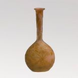 Kleine Gallé Solifleur-Vase mit EfeuUm 1905/10. Rosa-gelbliches opakes Glas, außen gelb-grüner