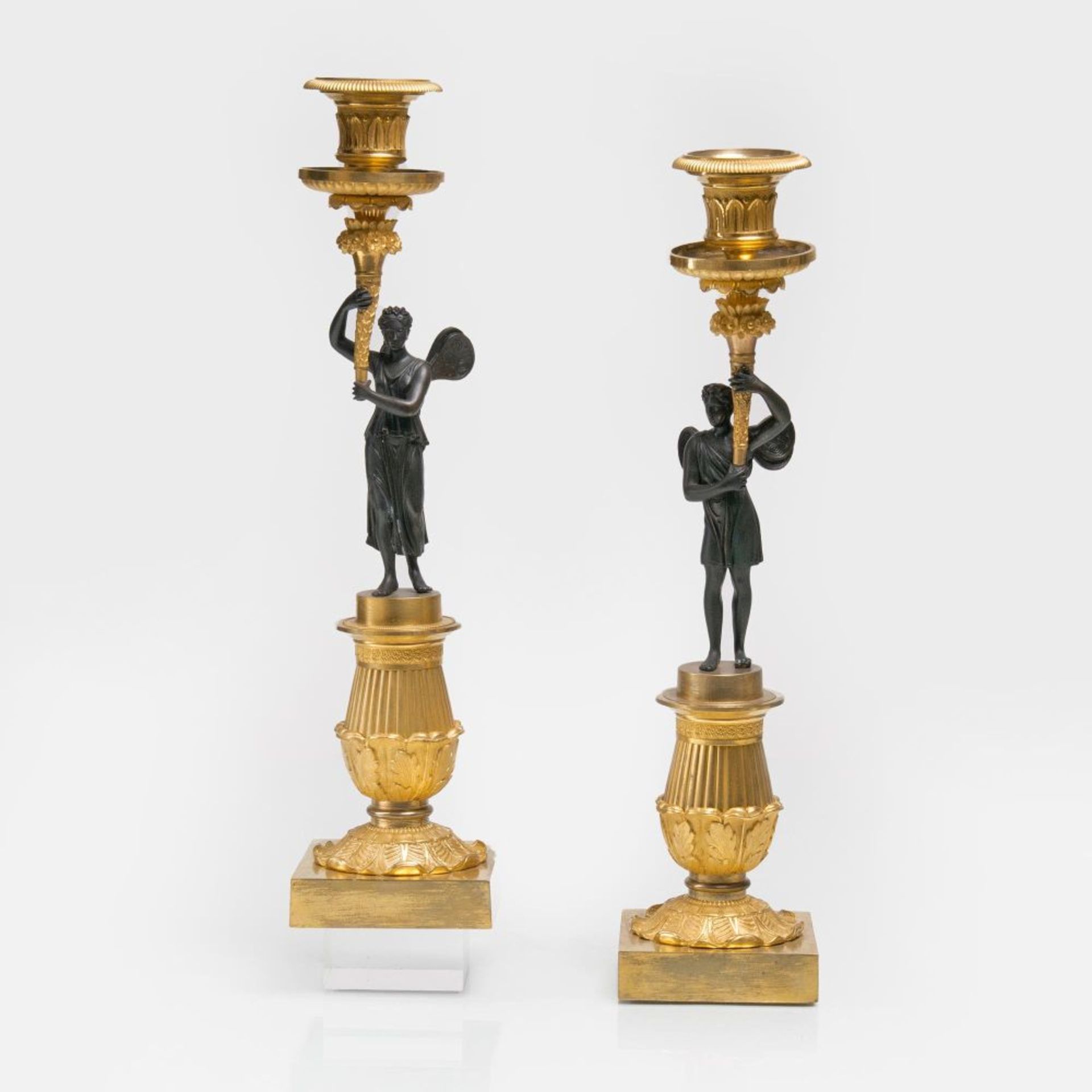 Paar feiner Empire-Kandelaber 'Hypnos' und 'Psyche'Paris, um 1820. Bronze, feuervergoldet,