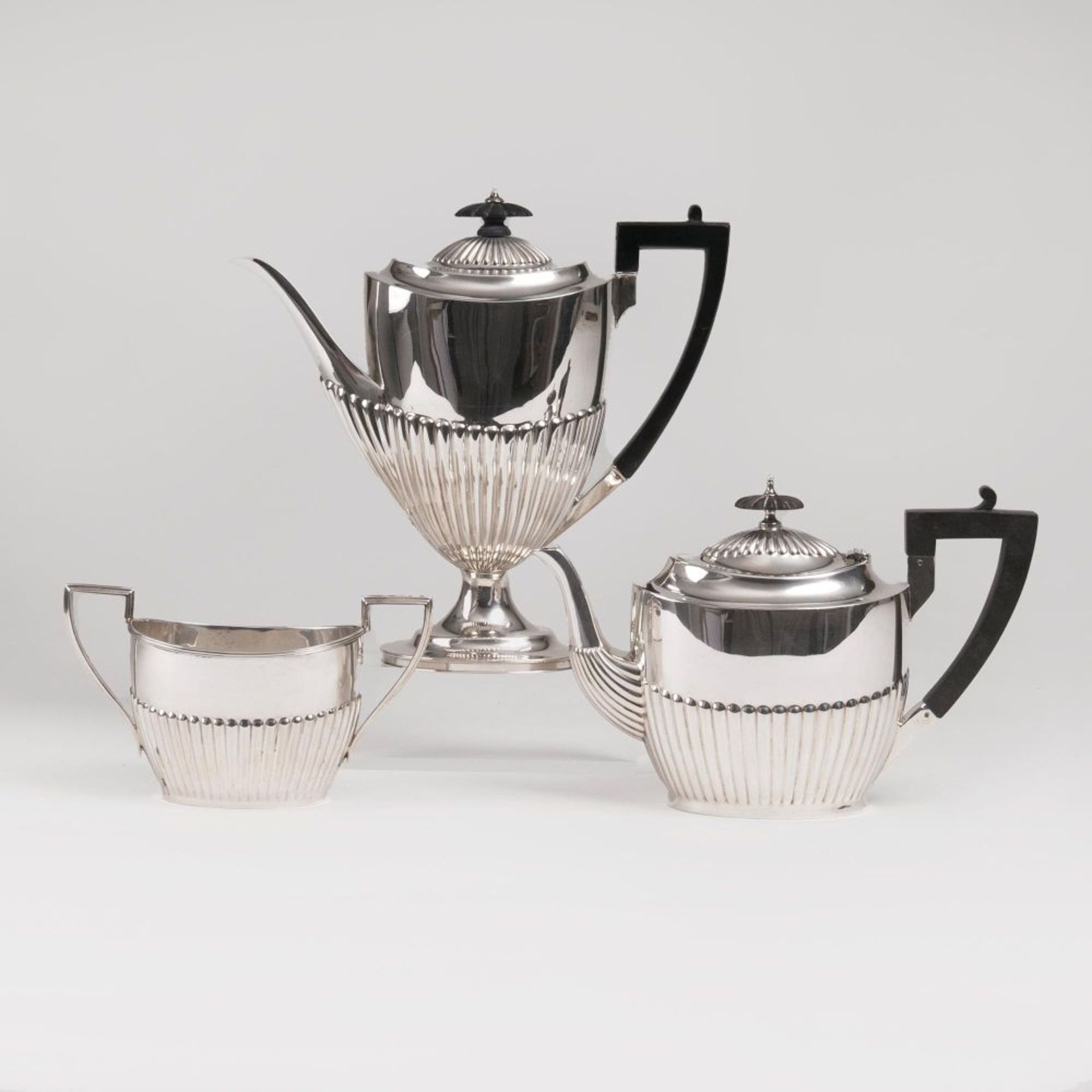 Viktorianische Kaffee- und Teekanne mit ZuckerpotSheffield, 1889-90, 1918-19. Silber, variierend