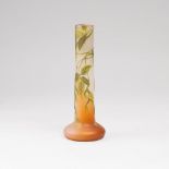 Gallé-Stangenvase mit AhornNancy, Cristallerie de Gallé, um 1905-1910. Leicht opakes Glas mit