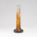 Gallé-Stangenvase mit LibelleNancy, Cristallerie de Gallé, um 1905-1910. Opakes Glas, innen am