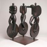 Georg Engst(Hamburg 1930)Figurengruppe 'Drei Einradfahrer in der Balance'1982. Bronze mit