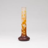 Gallé-Stangenvase mit DoldengewächsNancy, Cristallerie de Gallé, um 1905-1910. Opakes Glas mit