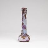 Legras-Vase mit EngelstrompeteLegras & Cie., Saint-Denis, um 1900-1910. Opakes Glas mit violettem