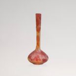 Gallé Solifleur-Vase mit HagebuttenNancy, Cristallerie de Gallé, um 1905/10. Opakes Glas in rosé-