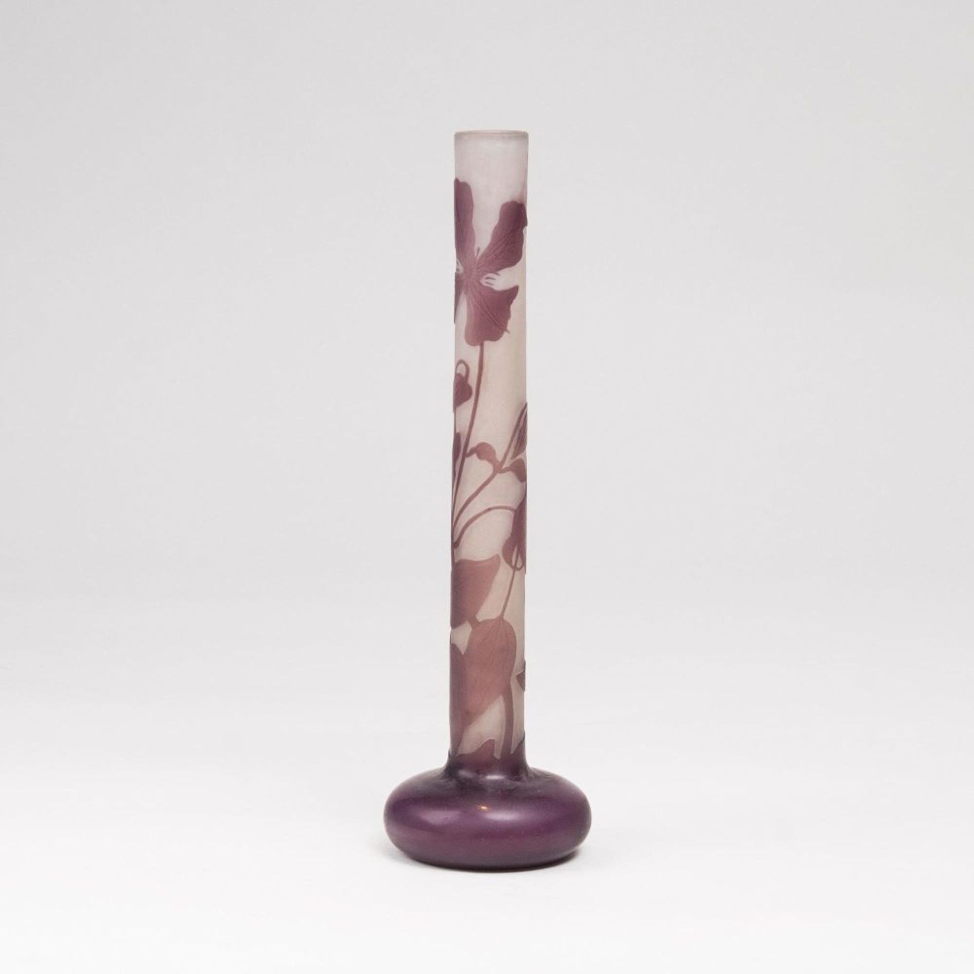 Gallé Solifleur-Vase mit ClematisNancy, Cristallerie de Gallé, um 1905-1910. Milchig-opakes Glas mit