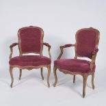 Paar zierlicher Rokoko-ArmlehnstühleDeutsch, Mitte 18. Jh. Holz, geschnitzt. Sitz- und Rückenflächen