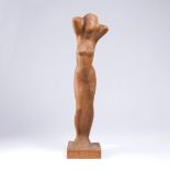 Karl Opfermann(Röding 1891 - Ahrensburg 1960)Stehender weiblicher AktUm 1920. Holz, vollrund