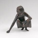 Karlheinz Goedtke(Kattowitz/Schlesien 1915 - Mölln 1995)Spielendes Mädchen1971. Bronze mit brauner