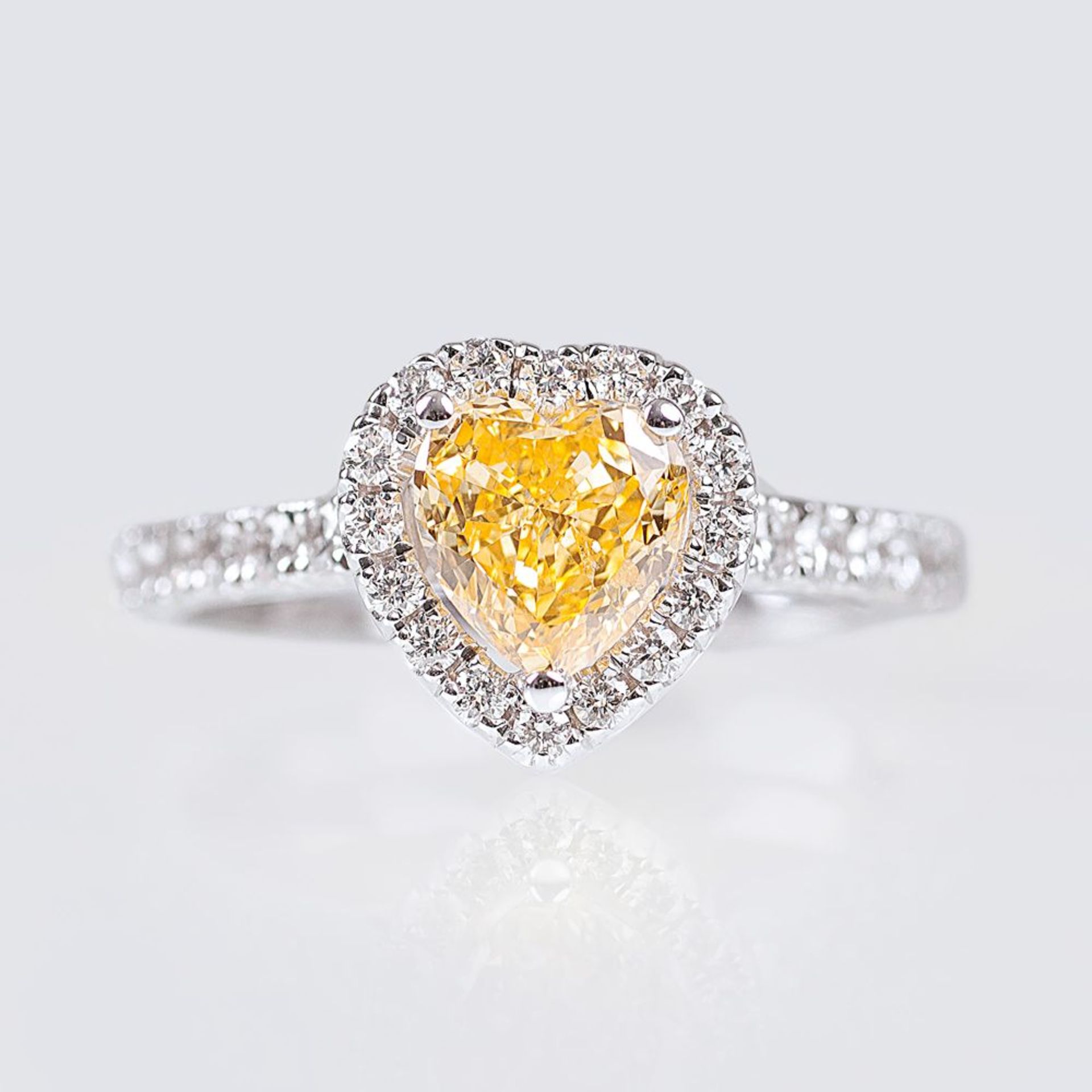 Herzförmiger Fancy-Diamant Ring