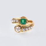 Cross-Over Ring mit Smaragd-Diamant Besatz