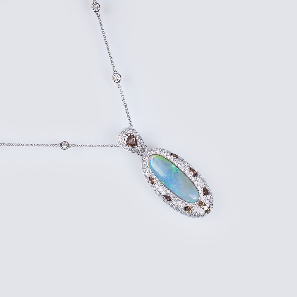 Farbfeiner Opal-Diamant-Anhänger an Brillant-Kette