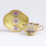 Vierpassige Tasse mit Ansicht von Schloss Moritzburg vor Gelbfond