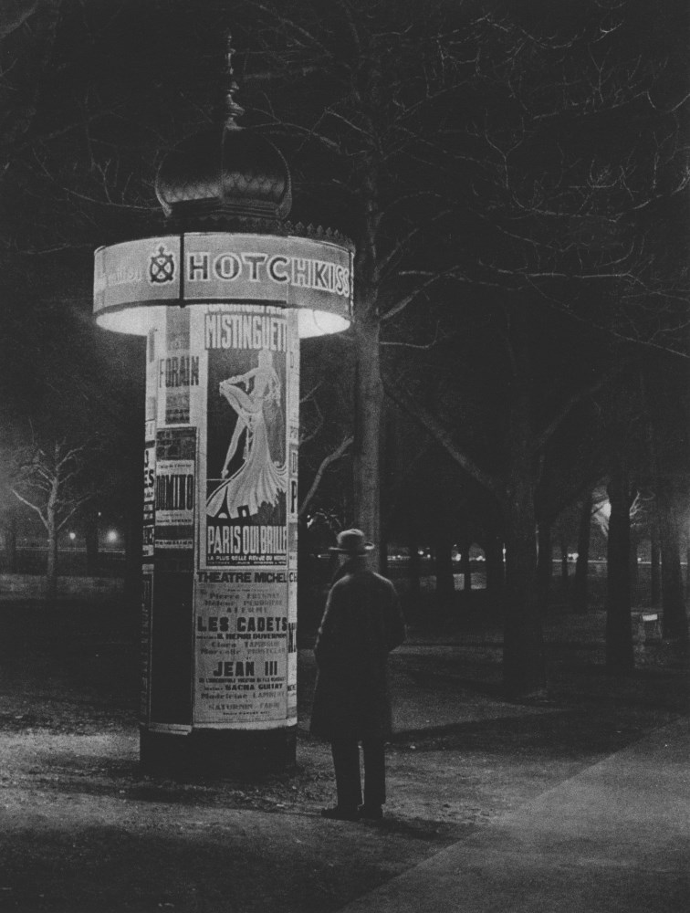 BRASSAI [gyula halasz] - Une colonne Morris la nuit - Original photogravure