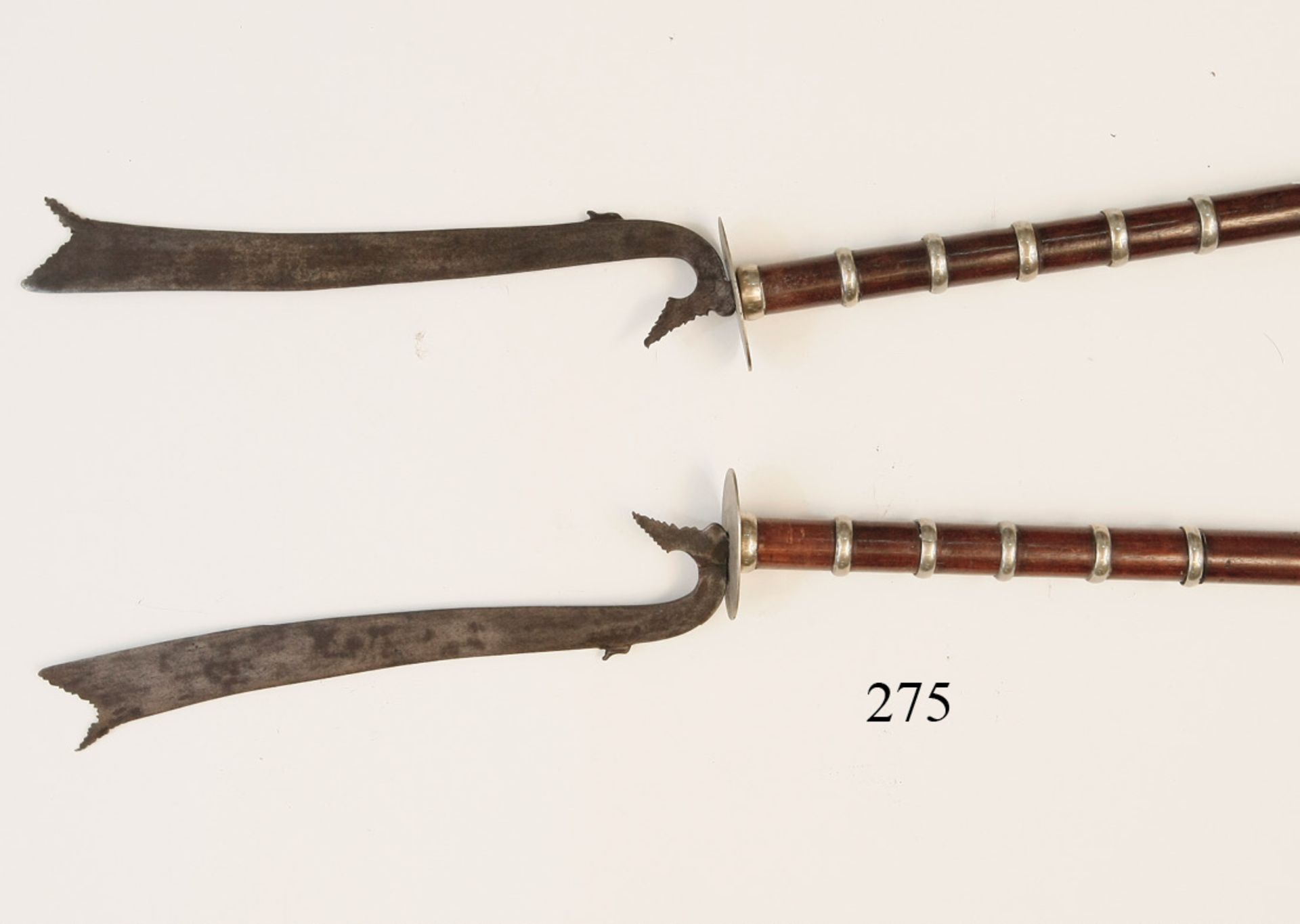 Ein Paar Stangenwaffen, Indonesien (?), um 1800