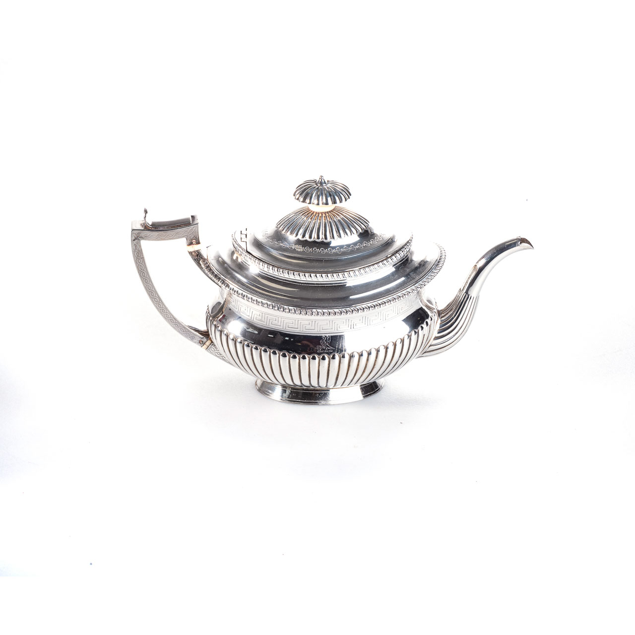 A SILVER TEA POT, THOMAS RICHARDS, GEORGIAN, 1810 Detailed rim, hinge cover on oval scalloped