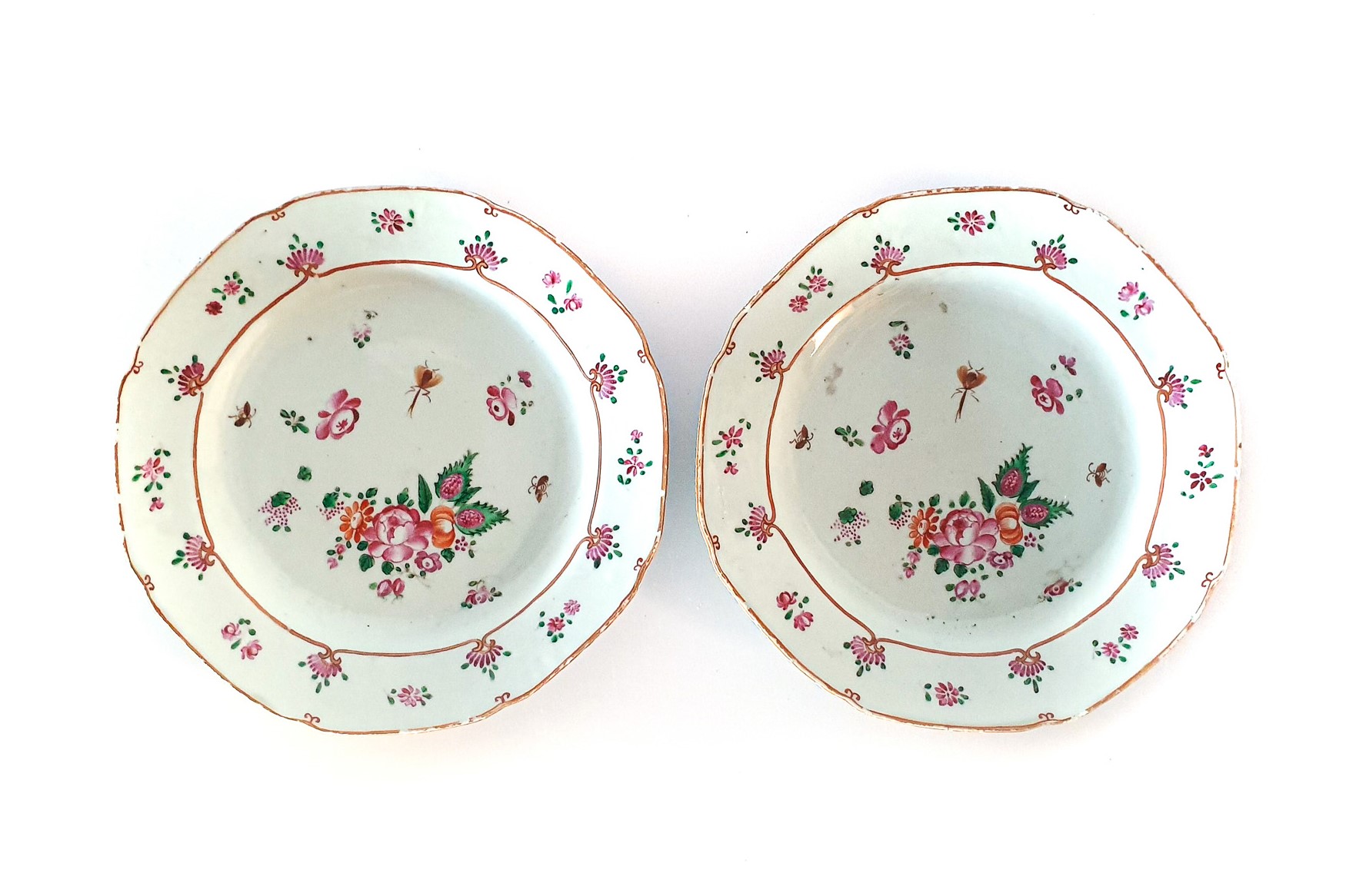 A PAIR OF CHINESE FAMILLE ROSE ‘ROSE AND BUTTERFLY’ PLATES, QING DYNSATY, QIANLONG 1735 – 1796