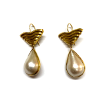 A PAIR OF MABE PEARL PENDANT EARRINGS each triangular surmount with wave pattern suspending a pear-