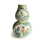 A CHINESE FAMILLE VERTE DOUBLE-GOURD VASE, REPUBLIC OF CHINA 1949 – The lower globular section