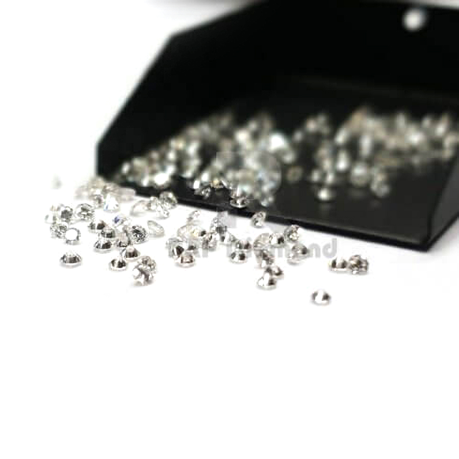 A MELEE OF LOOSE UNCOUNTED NATURAL ROUND BRILLIANT-CUT DIAMONDS Weighing approximately 1,00cts
