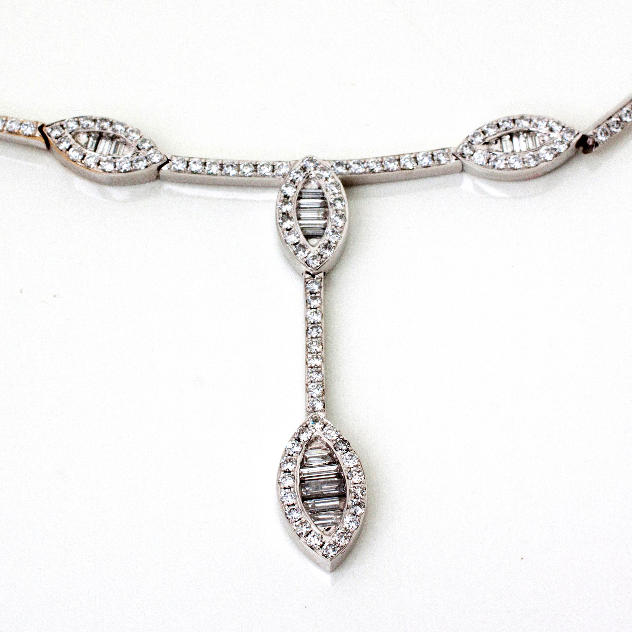 A DIAMOND NECKLACE - Image 2 of 3