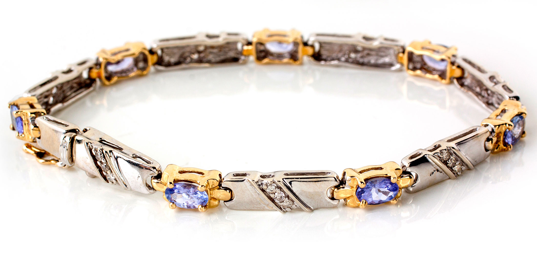 A TANZANITE AND DIAMOND BRACELET