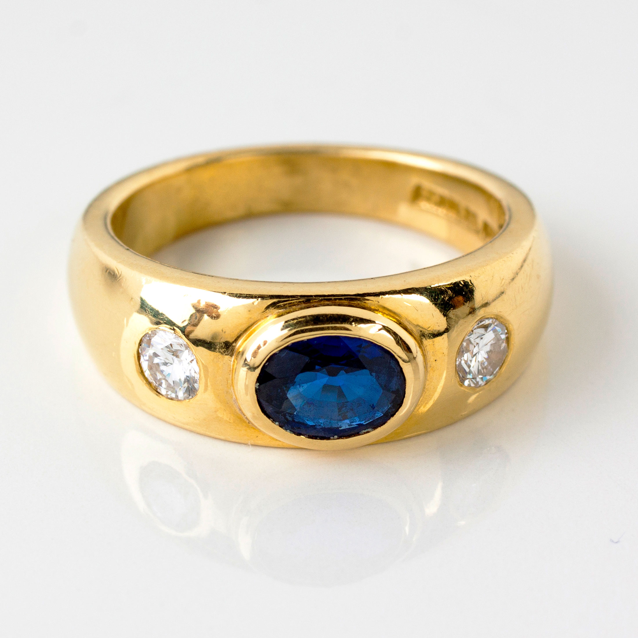 A DIAMOND AND SAPPHIRE RING