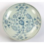 A LARGE CHINESE BLUE AND WHITE ‘PEONY’ SWATOW ‘ZHANGZHOU’ DISH, MING DYNASTY, 16TH / 17TH CENTURY