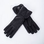 A PAIR OF ITALIAN WWII FOLGORE PARATROOPER'S GLOVES