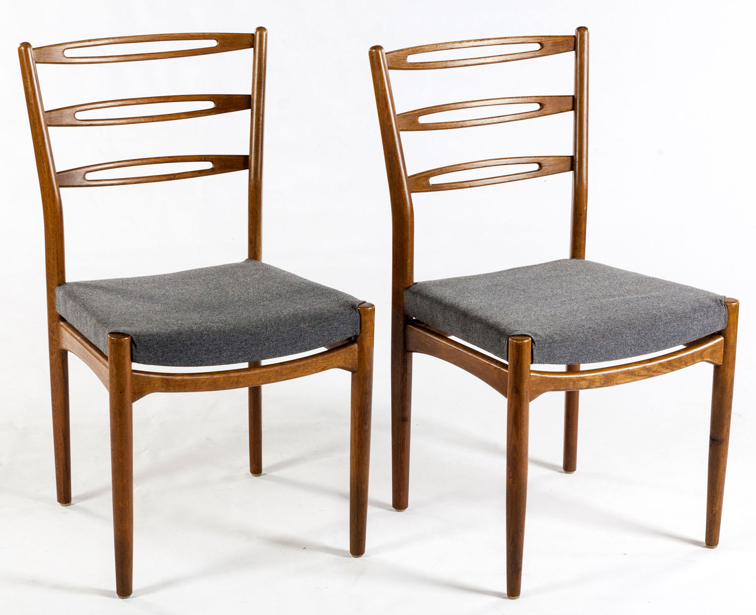 A PAIR OF DANISH OAK SIDE CHAIRS