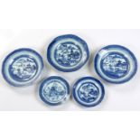 A SET OF FIVE CHINESE BLUE AND WHITE EXPORT PLATES, QING DYNASTY, 19TH CENTURY