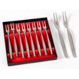 A SET OF EIGHT DANSK DESIGN STAINLESS STEEL VARIATION V PICKLE FORKS