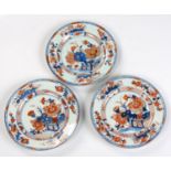 A SET OF THREE CHINESE IMARI PLATES, QING DYNASTY, QIANLONG 1736 - 1795