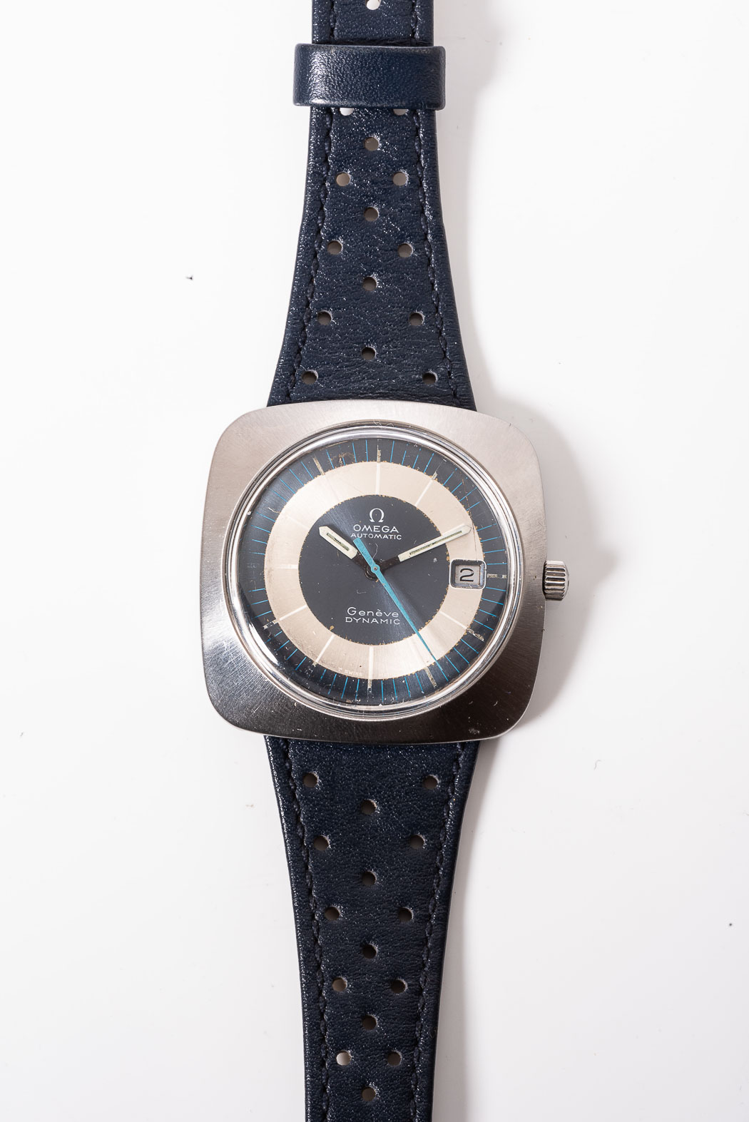 A GENTLEMAN'S OMEGA GENEVE WATCH reference no Tool-107. The 30mm blue and white round dial with