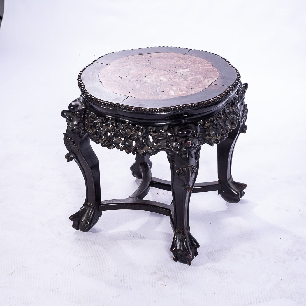 A PAIR OF MISMATCHED CHINESE JARDINERE STANDS The circular marble insets above a key fret border, - Bild 3 aus 5