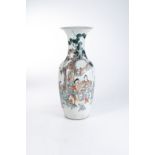 A CHINESE FAMILLE VERTE ‘NARRATIVE’ VASE, QING DYNASTY, LATE 19TH / EARLY 20TH CENTURY The