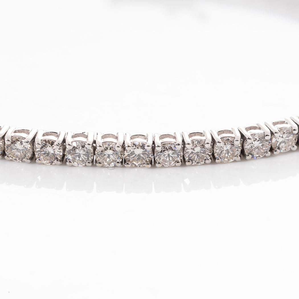 A DIAMOND TENNIS BRACELET claw set with round brilliant cut diamonds weighing 4,50 carats in - Image 2 of 2