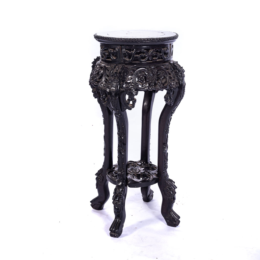 A PAIR OF MISMATCHED CHINESE JARDINERE STANDS The circular marble insets above a key fret border, - Bild 5 aus 5