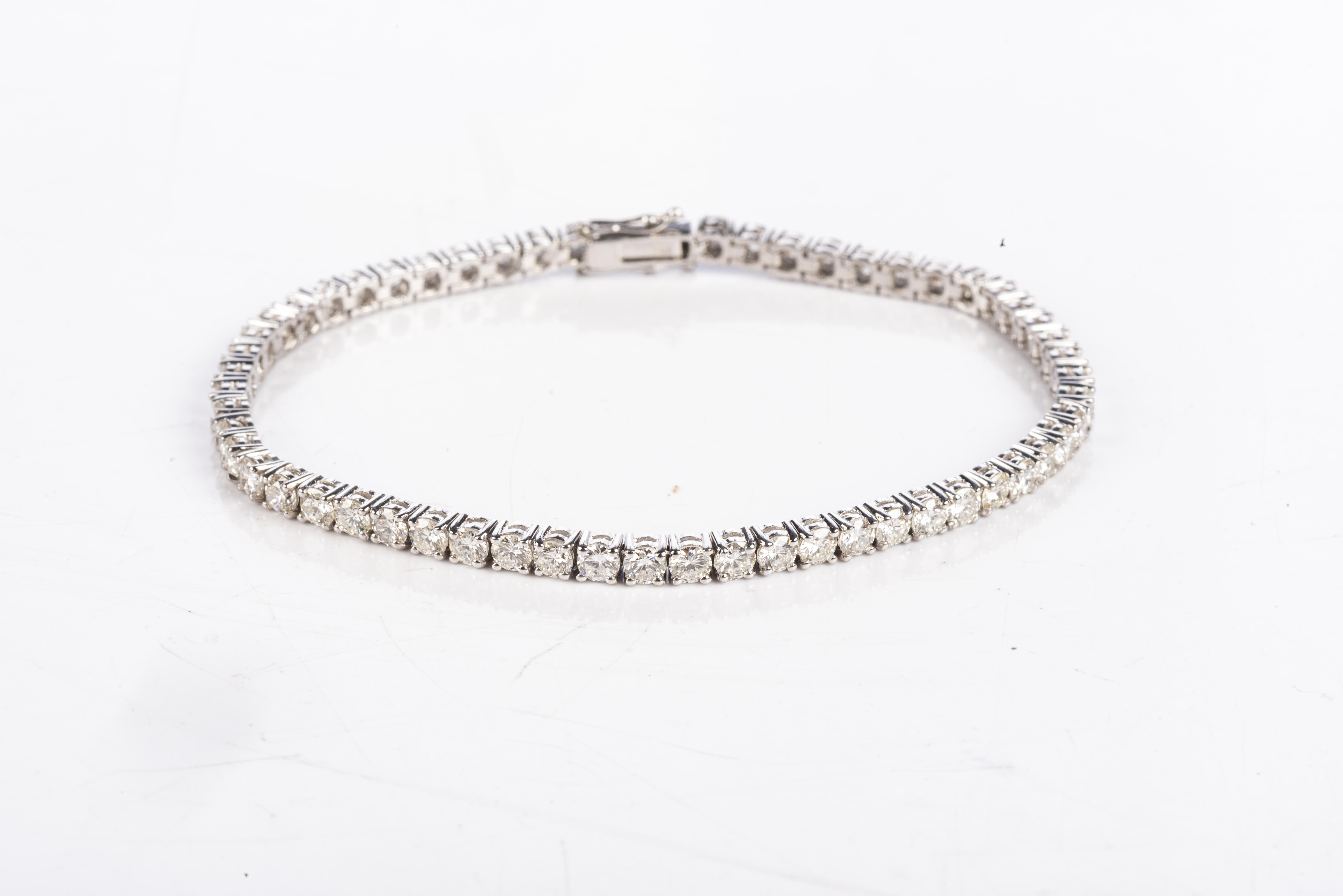 A DIAMOND TENNIS BRACELET Claw-set with 40 round brilliant-cut diamonds weighing 15,01cts in