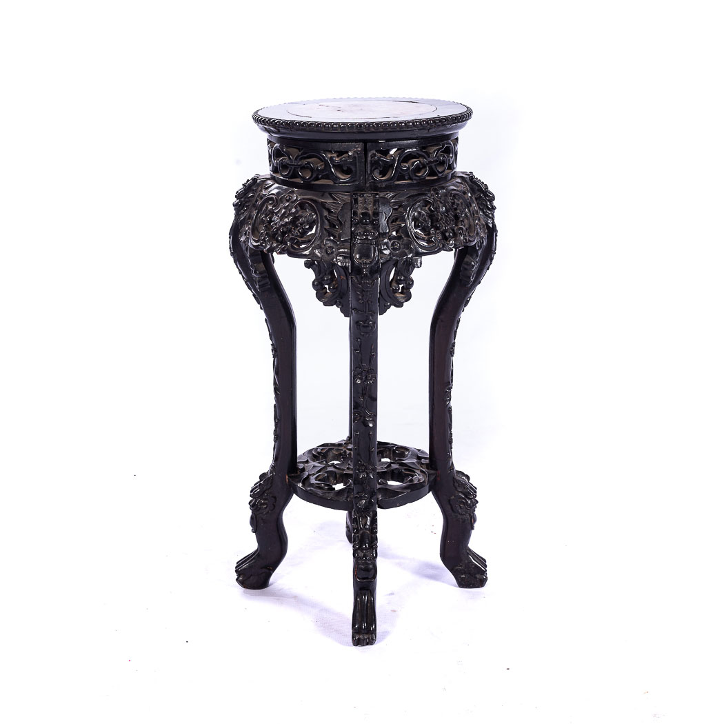 A PAIR OF MISMATCHED CHINESE JARDINERE STANDS The circular marble insets above a key fret border, - Bild 2 aus 5