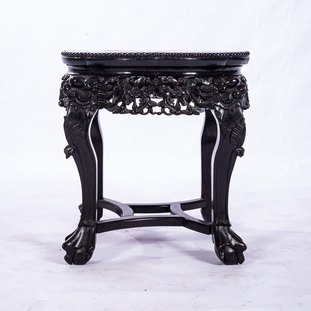 A PAIR OF MISMATCHED CHINESE JARDINERE STANDS The circular marble insets above a key fret border, - Bild 4 aus 5