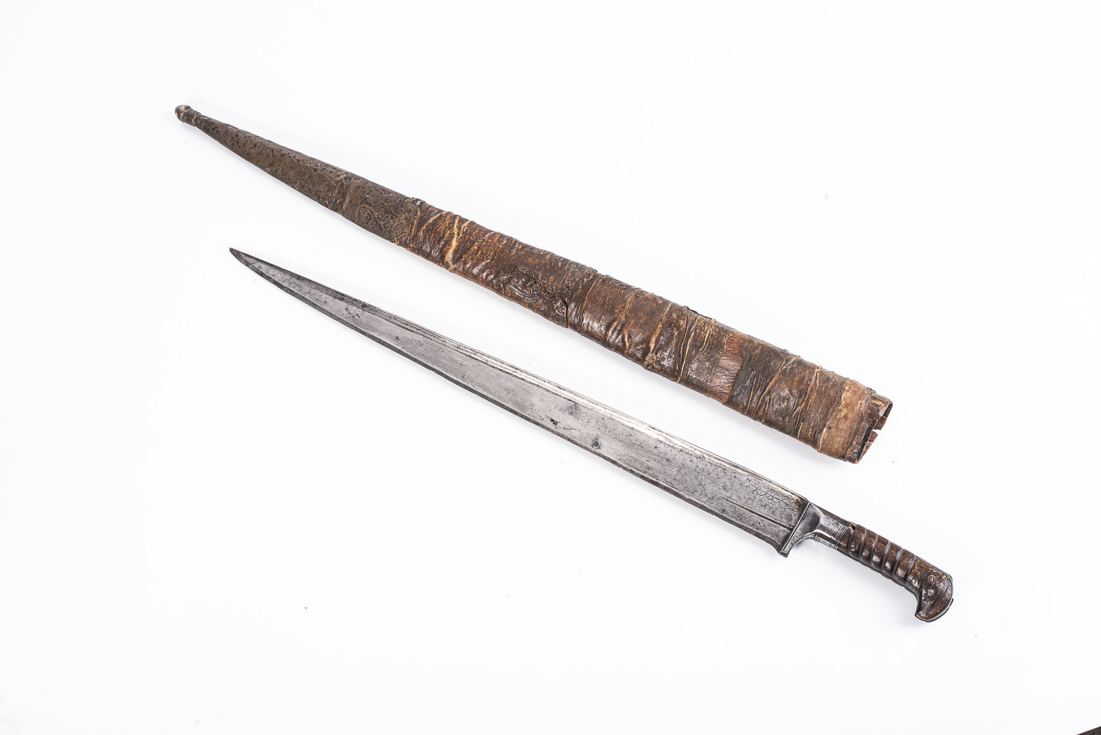 OTTOMAN BICHAQ SWORD A 19th Century Ottoman Bichaq, with 53cm yataghan steel blade. Carved wooden - Image 2 of 2