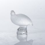 A LALIQUE PAPERWEIGHT OF A QUAIL, MODERN Frosted glass6,5cm high