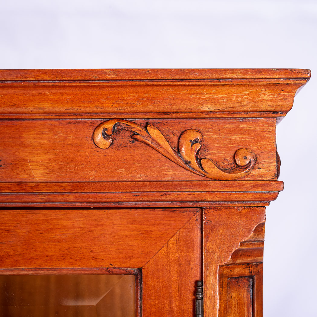 A FRENCH KINGSWOOD AND INLAID DISPLAY CABINET The moulded cornice above a carved frieze, a pair of - Image 3 of 4