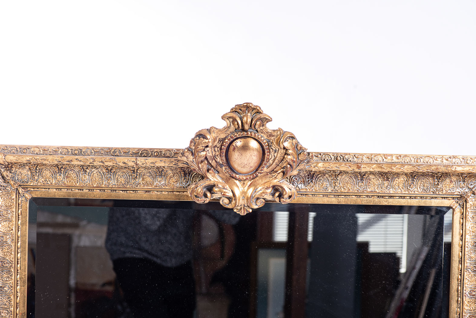 A GILT MIRROR The square plate within a conforming moulded frame, surmounted by a carved acanthus - Bild 2 aus 2