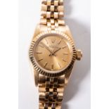 A LADY'S GOLD ROLEX OYSTER PERPETUAL WRISTWATCH reference no 67198, the circular gold dial with