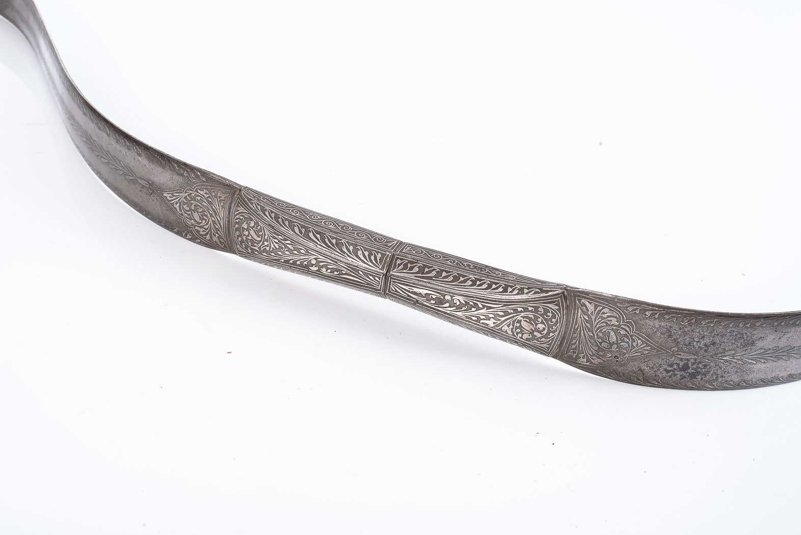 AN INDIAN DAMASCUS STEEL TWO SECTION BOW Silvered Koftgari inlay. Unscrews in half. 80 cm long. No - Image 2 of 3